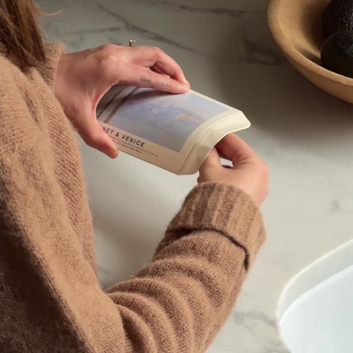 Monet & Venice perfumed paper in use