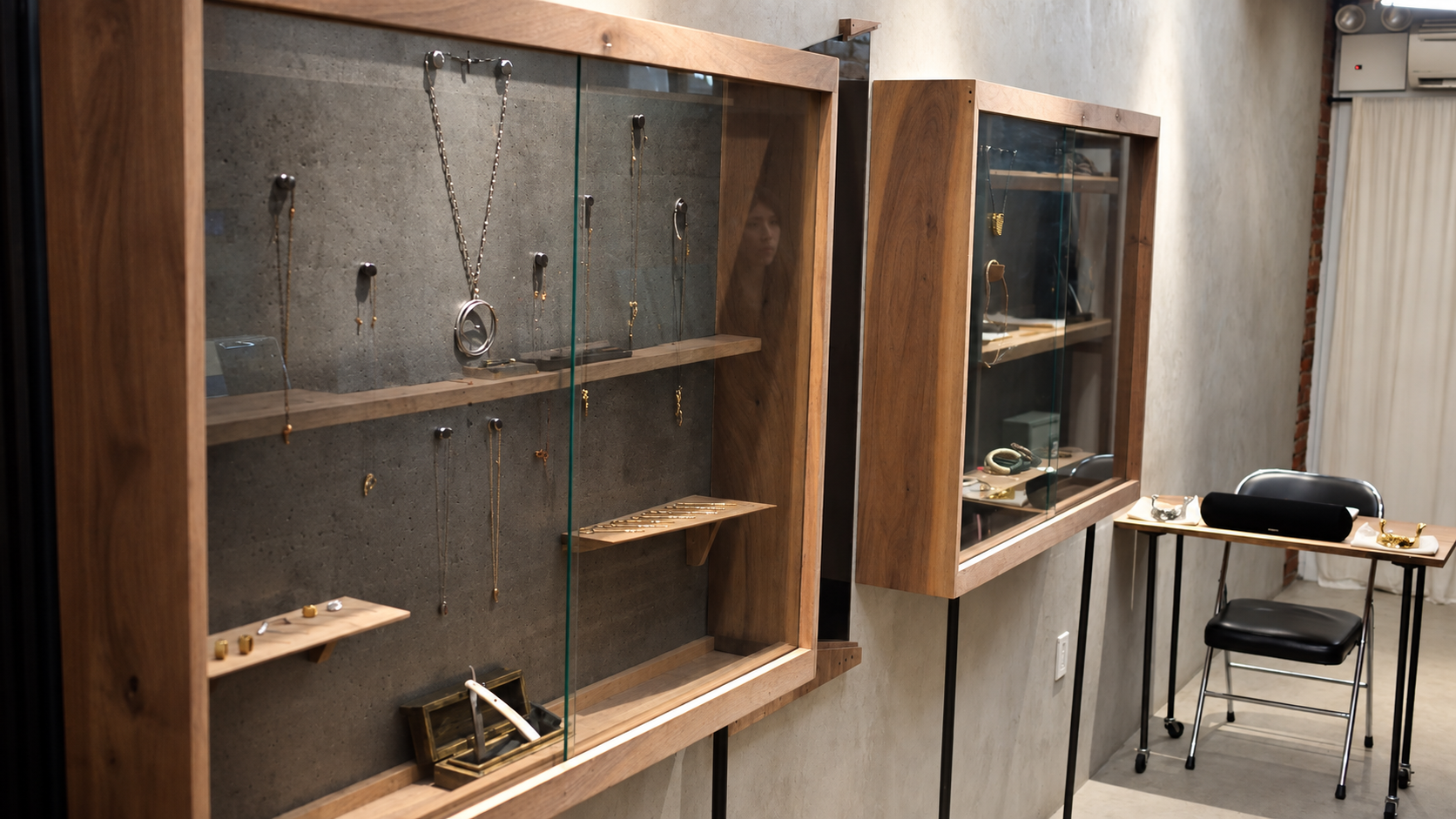 Occulter jewelry display cases